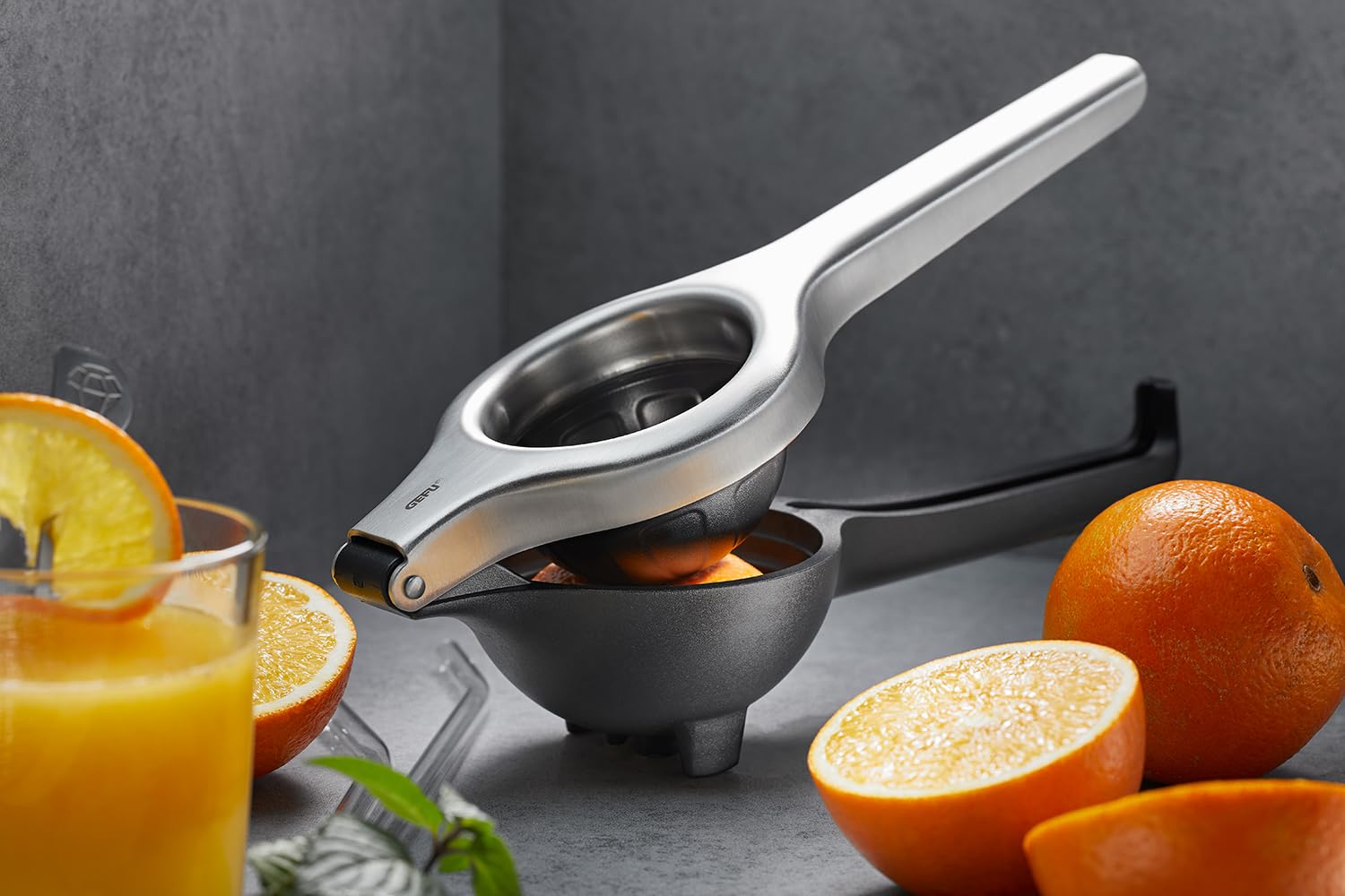 gefu-zitronenpresse-lemon-pro-edelstahl-handpresse-mit-umkehrprinzip-auffangbeh- image 4