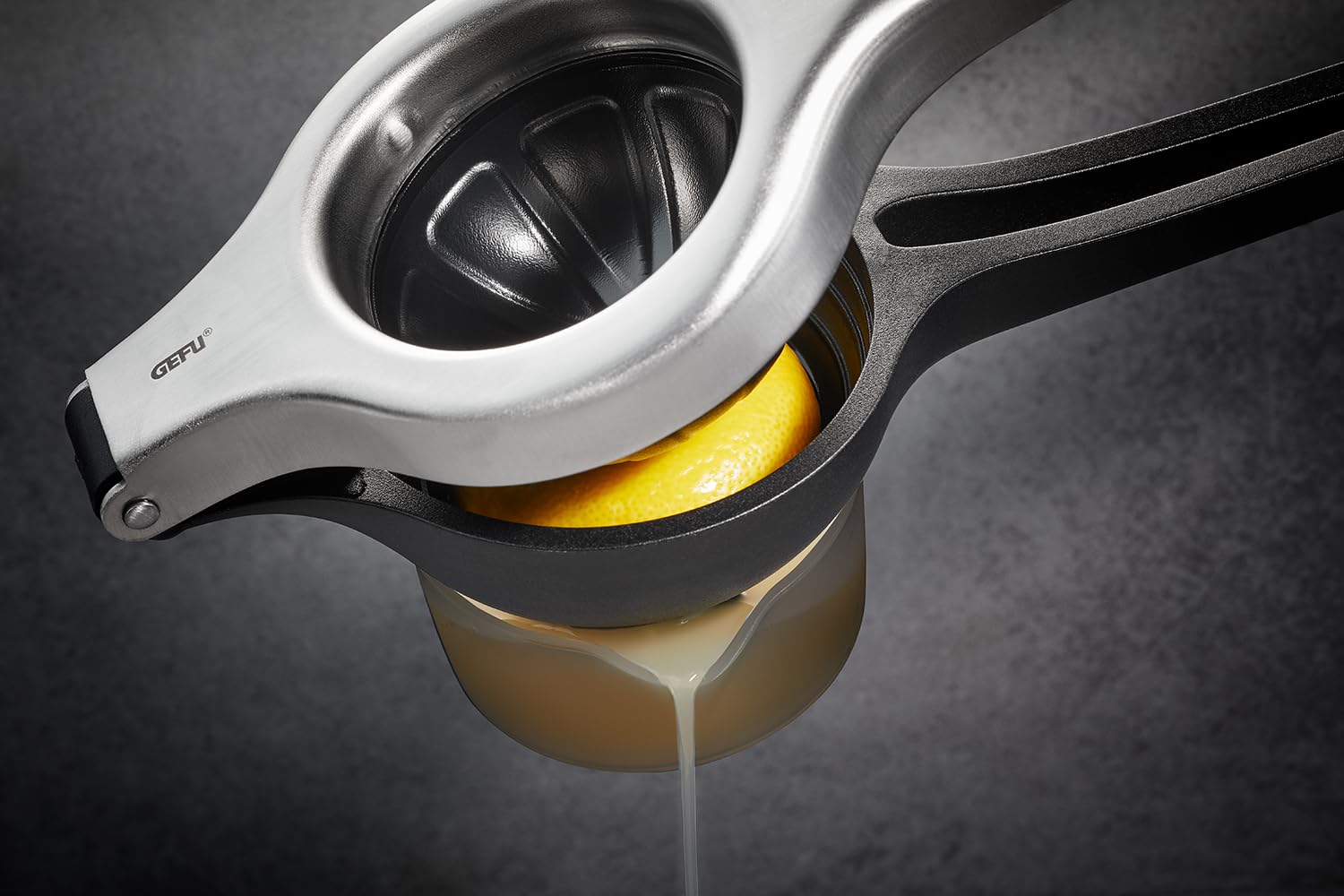 gefu-zitronenpresse-lemon-pro-edelstahl-handpresse-mit-umkehrprinzip-auffangbeh- image 5