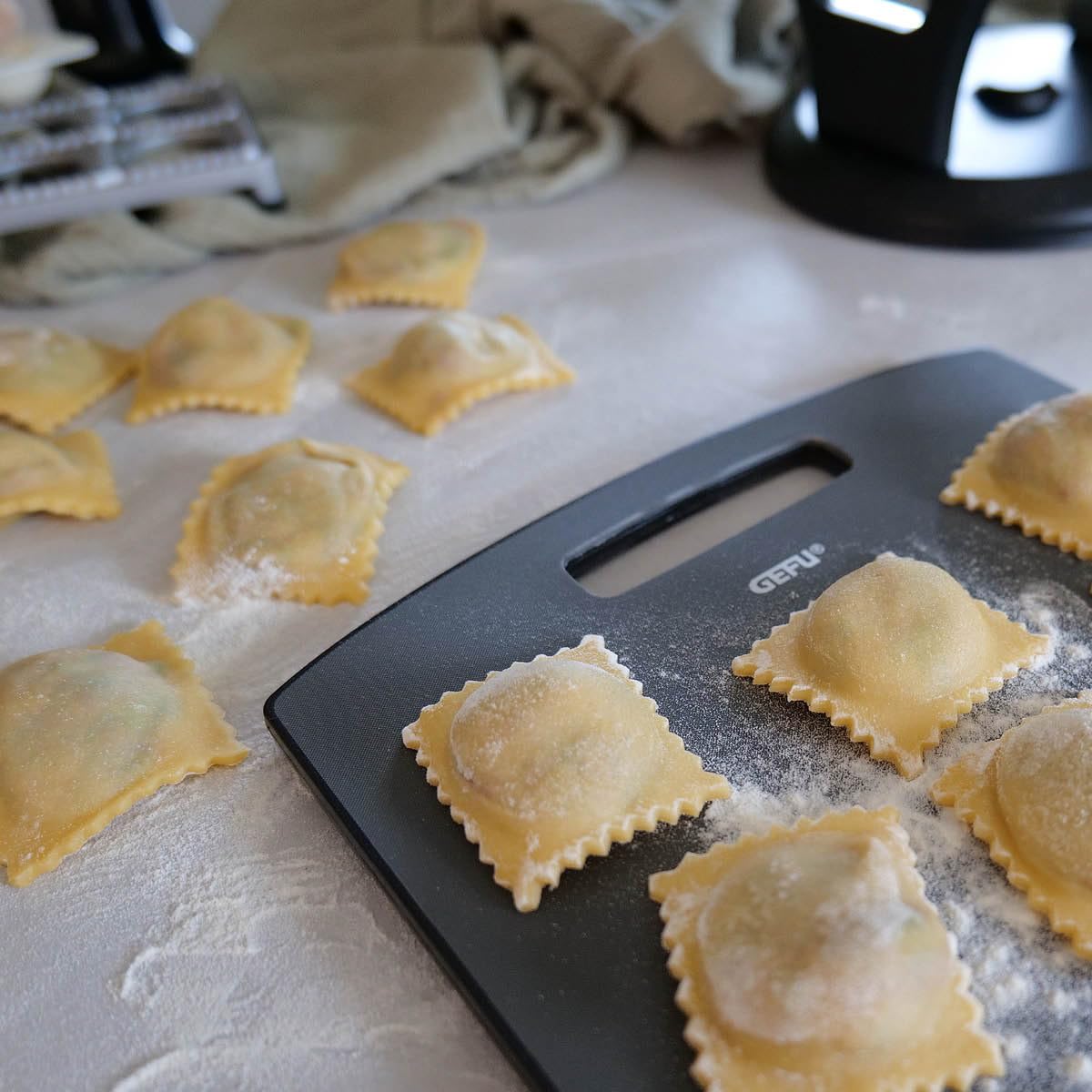 gefu-tasca-ravioli-maultaschenbrett-3-teilig-f-r-12-teigtaschen-gleichzeitig-mit image 7