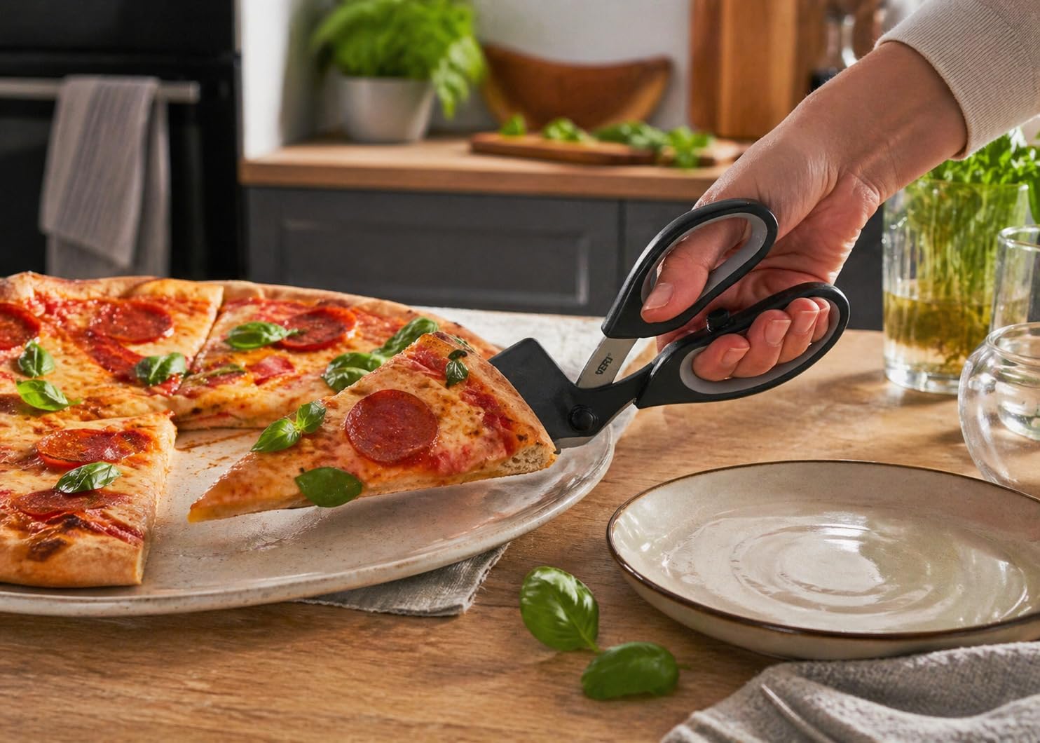 gefu-pezzo-pizzaschneider-2-in-1-pizzaschere-mit-servierheber-japanischem-klinge image 3