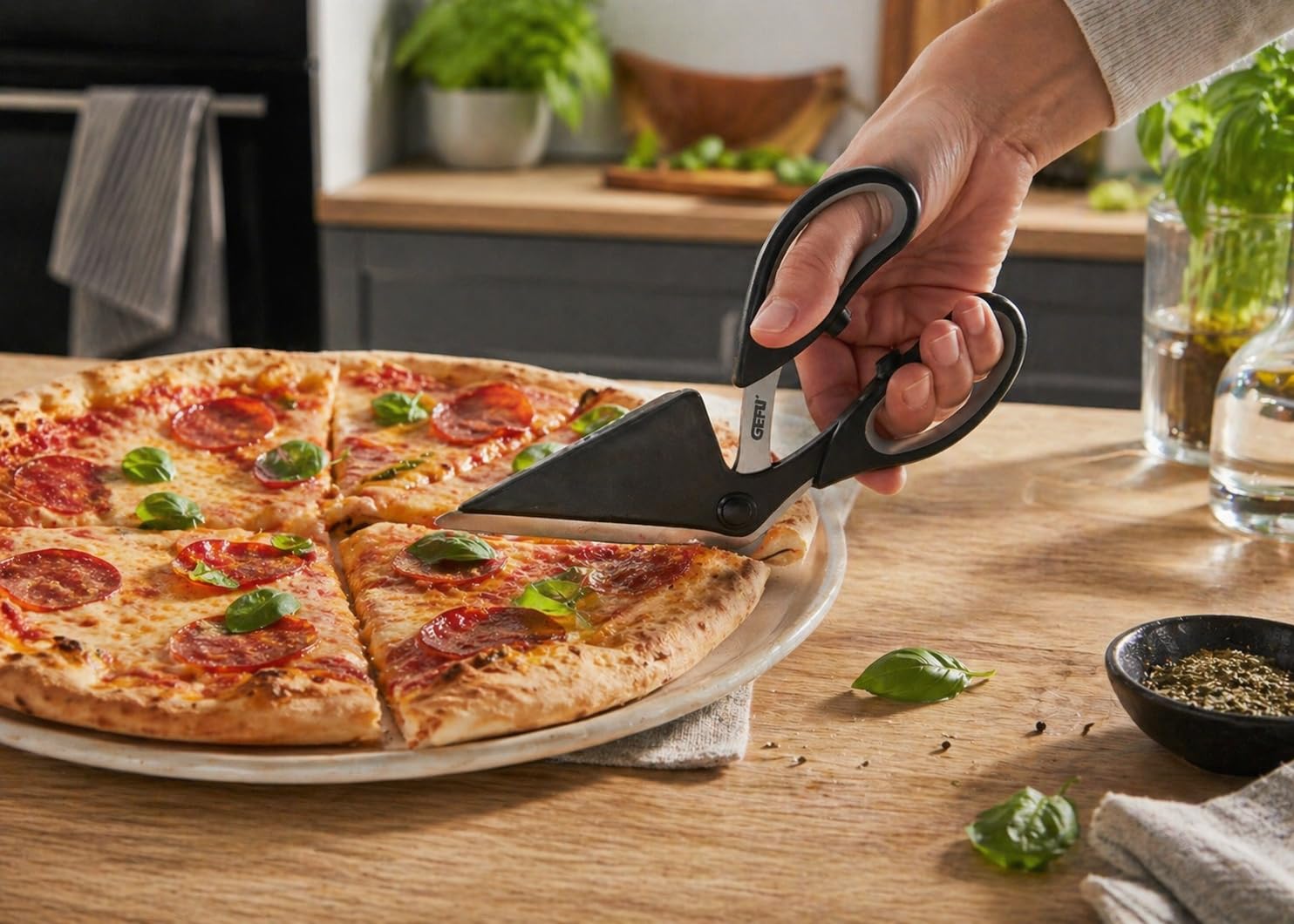 gefu-pezzo-pizzaschneider-2-in-1-pizzaschere-mit-servierheber-japanischem-klinge image 2