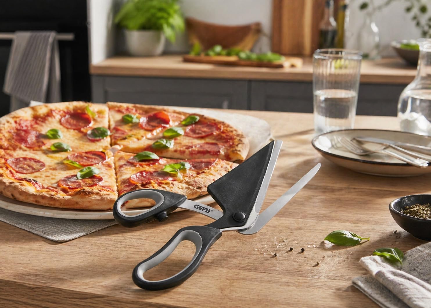 gefu-pezzo-pizzaschneider-2-in-1-pizzaschere-mit-servierheber-japanischem-klinge image 6